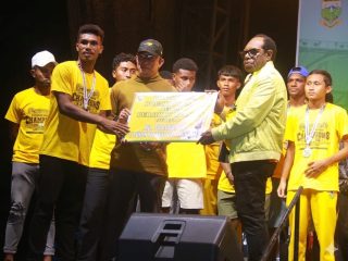 Pemda Keerom Serahkan Bonus Persiker Rp 700 Juta. Ketum Persiker : Piala Liga 4 Papua Kado Spesial HUT Ke- 23 Kabupaten Keerom