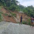 Jalan Trans Papua Terputus, Polres Keerom Himbau Warga Jauhi Lokasi Longsor.