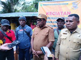 Bupati Keerom Serahkan Biaya Pembebasan Lahan Kepada Pemilik Hak Ulayat