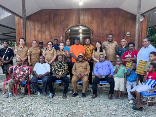 Bupati Gusbager Serahkan Bantuan Pembangunan Gereja Katolik St. Simon Petrus Timika