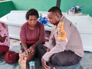 Bhabinkamtibmas Polres Keerom Berbelasungkawa terhadap Warga Binaan.
