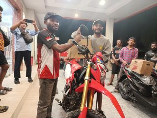 Penyerahan Hadiah Motor Kejurda Motocross dan Gasstrack Piala Bupati Keerom Seri II