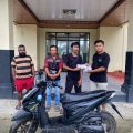 Tiga Bulan Hilang, Polres Keerom Kembalikan Motor Korban Penipuan Pada Pemiliknya.