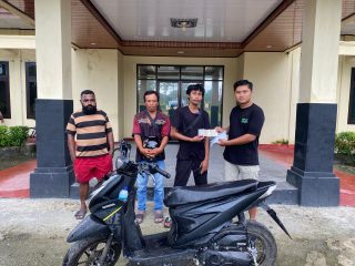 Tiga Bulan Hilang, Polres Keerom Kembalikan Motor Korban Penipuan Pada Pemiliknya.