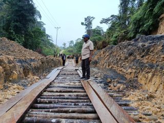 Gerak Cepat, Bupati Gusbager Tinjau Langsung Ruas Jalan Rusak Yuruf-Semografi