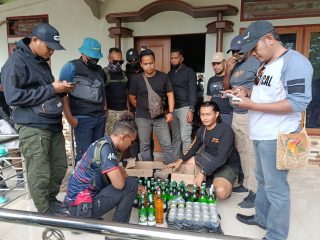 Operasi Sikat Cartenz, Polres Keerom Amankan Dua Pria Mabuk dan Ratusan Botol Miras