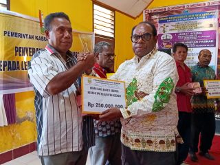 Serahkan Bantuan Hibah Keagamaan, Bupati Keerom Dorong Peran Penting Lembaga Agama
