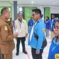 Sekda Keerom Lepas Mahasiswa KKN Uncen di Sejumlah Kampung
