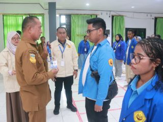 Sekda Keerom Lepas Mahasiswa KKN Uncen di Sejumlah Kampung