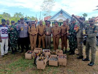 Ratusan Botol Miras Terjaring Dalam Operasi Bersama Pemerintah Distrik Arso